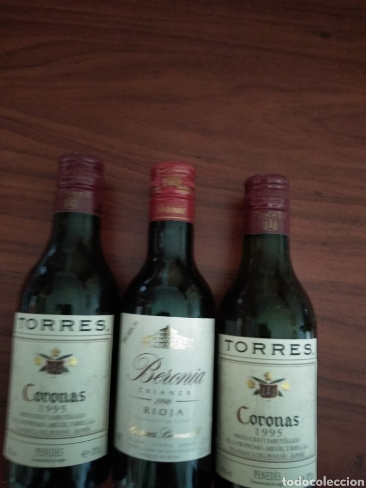 Collection of wines and liquors: 3 minibotellas de vino