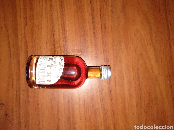 Collection of wines and liquors: Cinco raras minibotellas de licor.