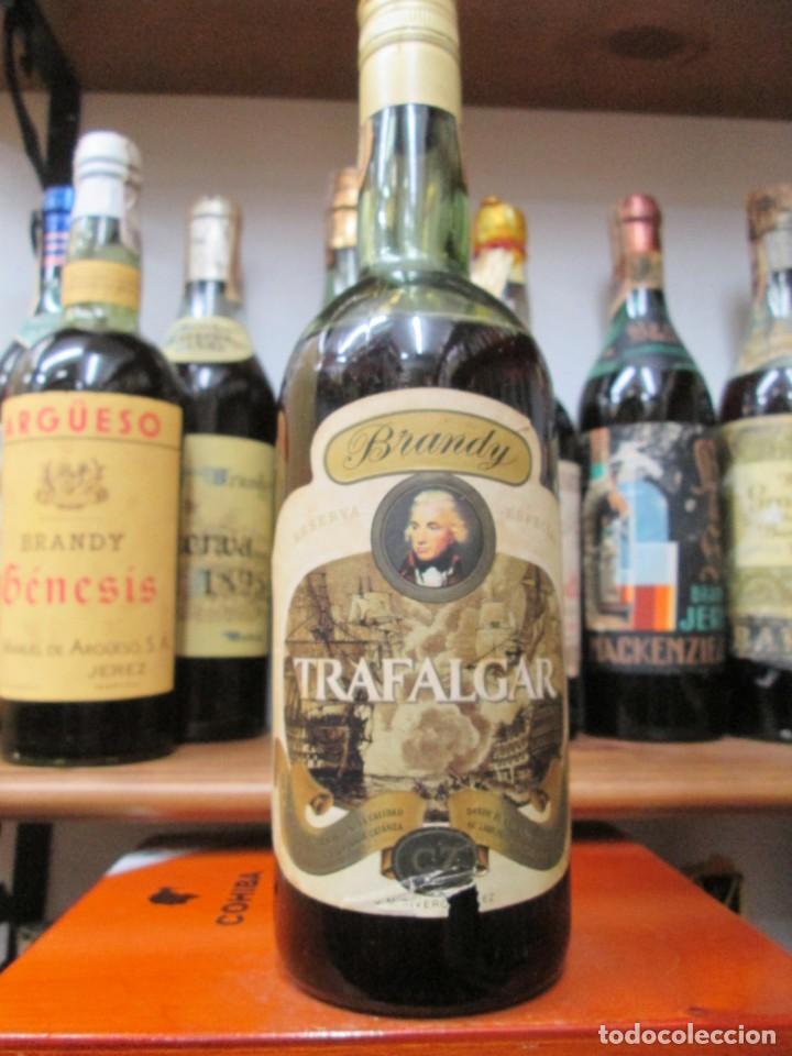 Coleccionismo de vinos y licores: ANTIGUA BOTELLA BRANDY CO&Ntilde;AC,TRAFALGAR DE LA CASA RIVERO, IMPUESTO DE 8 PTS, DECADA 80-90