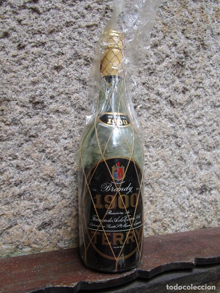 Coleccionismo de vinos y licores: TERRY - BOTELLA BRANDY 1900 - 0.75L, TIMBRE FISCAL 4 PTS, SIN ABRIR, 50% EVAPORADO.