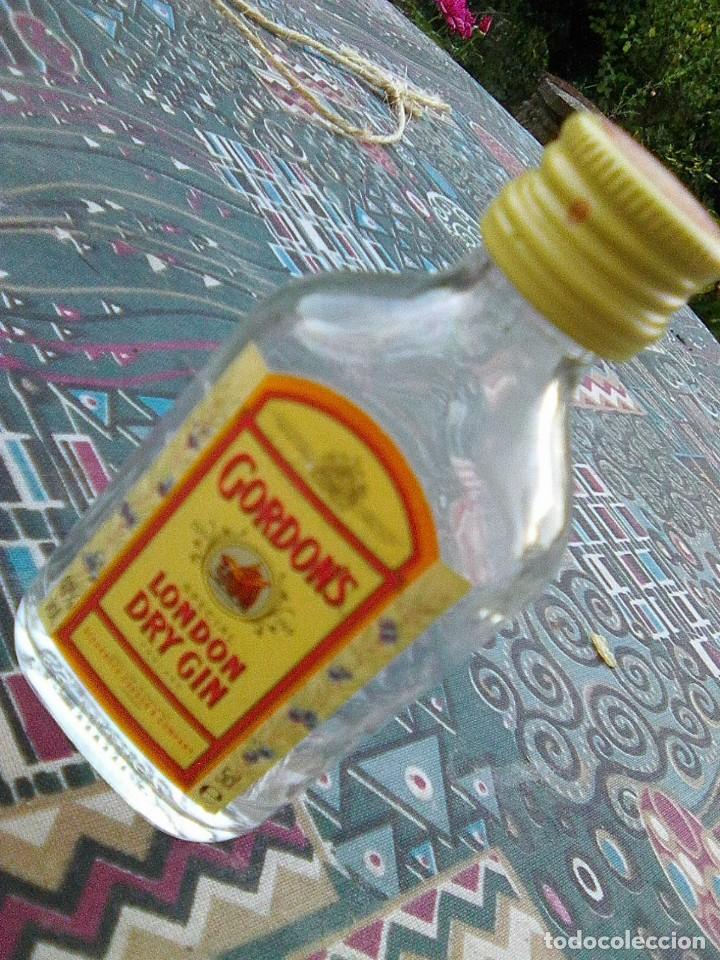 Coleccionismo de vinos y licores: Botellin  Gordons gin - Antigua botellita de ginebra - cristal