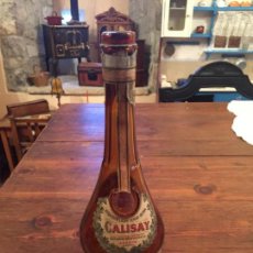 Coleccionismo de vinos y licores: ANTIGUA BOTELLA VACIA DE CALISAY FERROQUINA ARENYS DE MAR CRISTAL MARRÓN AÑOS 20-30