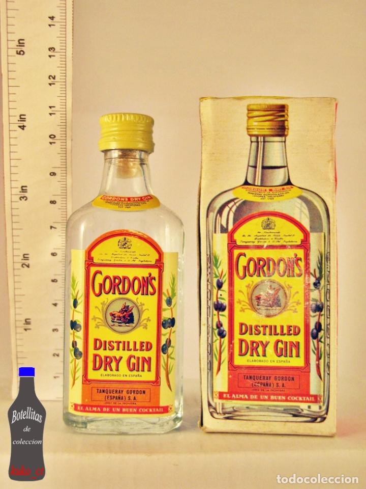 Sammlung von Weinen und Lik&ouml;ren: BOTELLITA BOTELLIN GORDON&acute;S DRY GIN TANQUERAY GORDON ESPA&Ntilde;A + CAJA