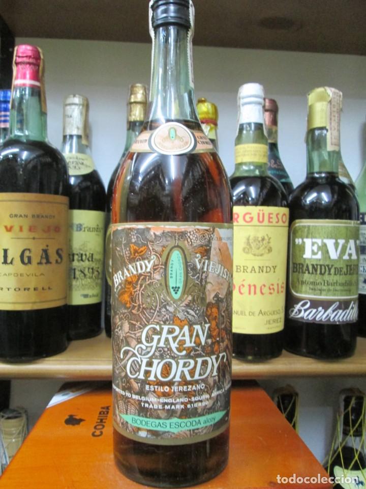 Coleccionismo de vinos y licores: ANTIGUA BOTELLA BRANDY CO&Ntilde;AC,GRAN CHORDY VIEJISIMO, IMPUESTO DE 4 PTS, DECADA 70-80