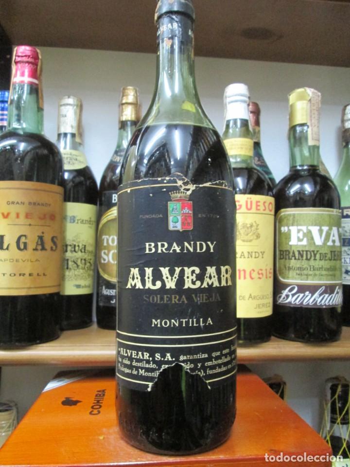 Coleccionismo de vinos y licores: ANTIGUA BOTELLA BRANDY CO&Ntilde;AC, ALVEAR SOLERA VIEJA, DE IMPUESTO DE 80 CTS, DECADA 50-60