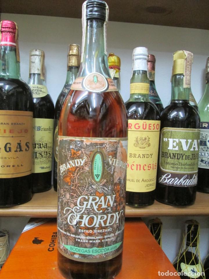 Coleccionismo de vinos y licores: ANTIGUA BOTELLA BRANDY CO&Ntilde;AC,GRAN CHORDY VIEJISIMO, DE IMPUESTO DE 4 PTS, DECADA 70-80