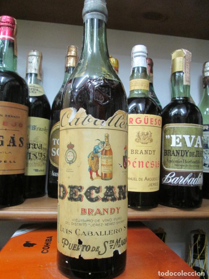 Coleccionismo de vinos y licores: ANTIGUA BOTELLA BRANDY CO&Ntilde;AC, CABALLERO DECANO VIEJISIMO, DE IMPUESTO DE 80 CTS, DECADA 50-60