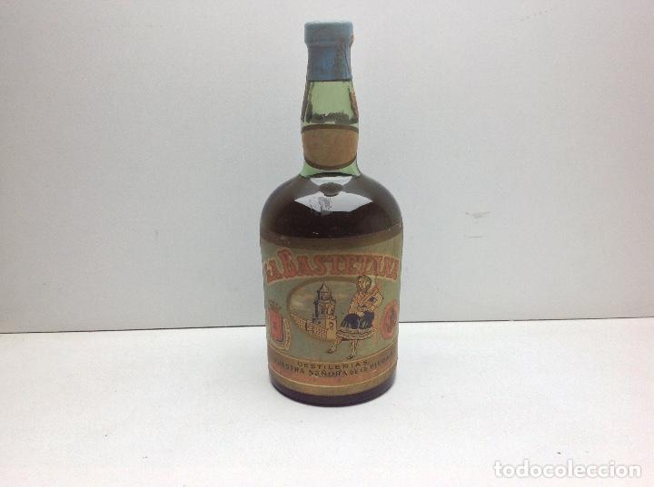 Coleccionismo de vinos y licores: RARA BOTELLA DE LICOR LA BASTETANA -DESTILERIAS NUESTRA SE&Ntilde;ORA DE LA PIEDAD - BAZA - GRANADA