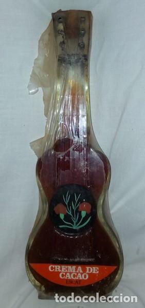 Coleccionismo de vinos y licores: BOTELLA LLENA CREMA DE CACAO ESCAT CON FORMA DE GUITARRA.PRECINTADA