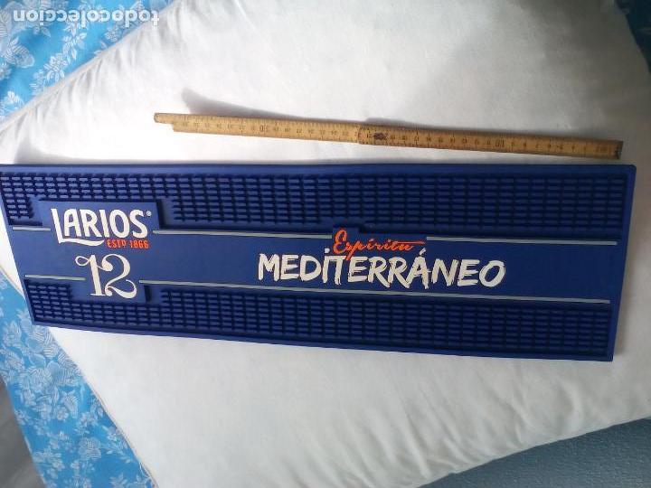 Coleccionismo de vinos y licores: ALFOMBRILLA DE GOMA PARA VASOS GINEBRA LARIOS 12 ESPIRITU MEDITERRANEO. BAR RAIL RUBBER MAT