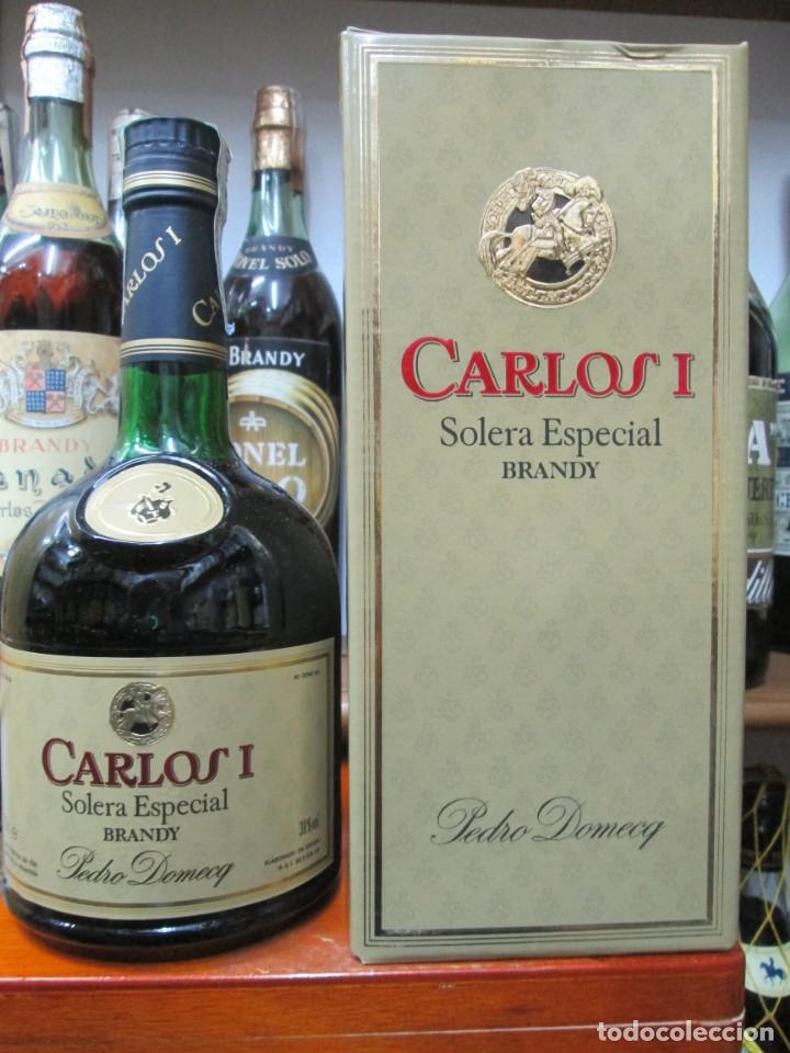 Coleccionismo de vinos y licores: ANTIGUA BOTELLA BRANDY CO&Ntilde;AC, CARLOS I SOLERA ESPECIAL, IMPUESTO DE 8 PTS, DECADA 80-90