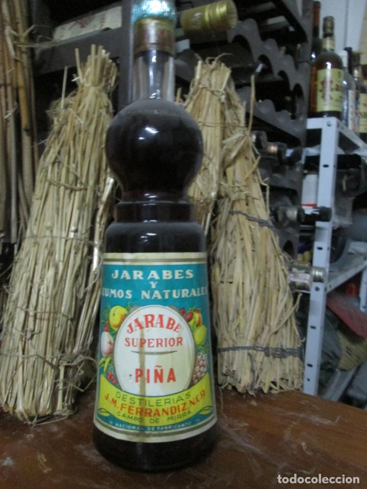 Coleccionismo de vinos y licores: ANTIGUA BOTELLA BRANDY CO&Ntilde;AC,JARABA DE PI&Ntilde;A SUPERIOR, DESTILERIAS J.M. FERRANDIZ, CAMPO DE MIRRA