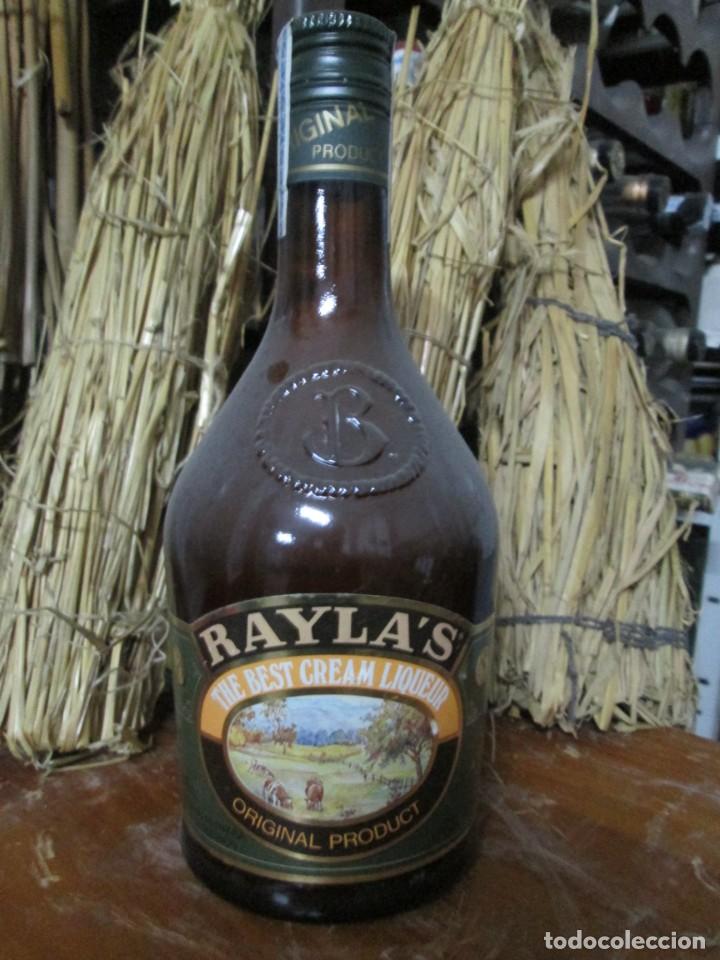 Coleccionismo de vinos y licores: ANTIGUA BOTELLA BRANDY CO&Ntilde;AC, LICOR RAYLA'S THE BEST CREMA,IMPUESTO DE 8 PTS.