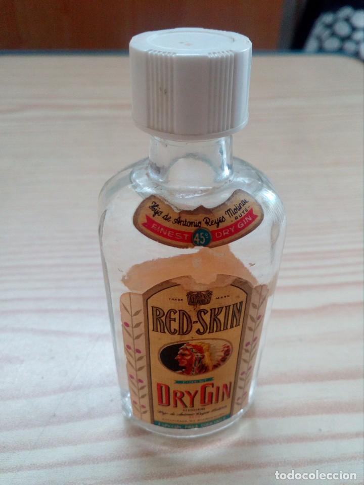 Coleccionismo de vinos y licores: Botellin Red-Skin Dry Gin Hijo De Antonio Reyes Molina