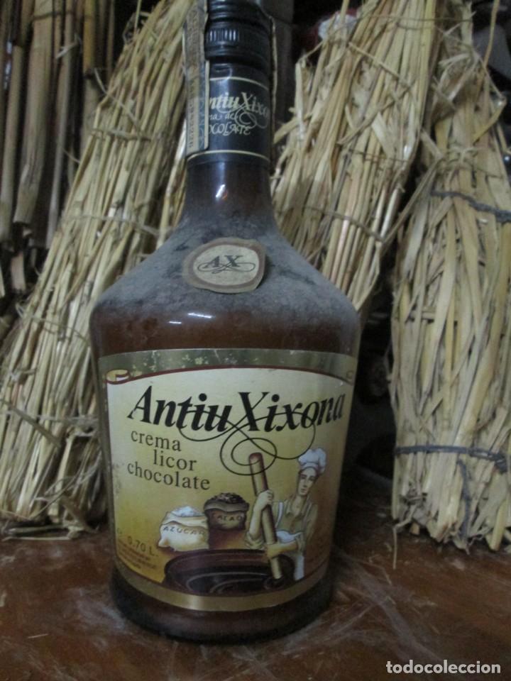 Coleccionismo de vinos y licores: ANTIGUA BOTELLA BRANDY CO&Ntilde;AC, ANTIU XIXONA CREMA DE LICOR DE CHOCOLATE, IMPUESTO DE 8 PTS.