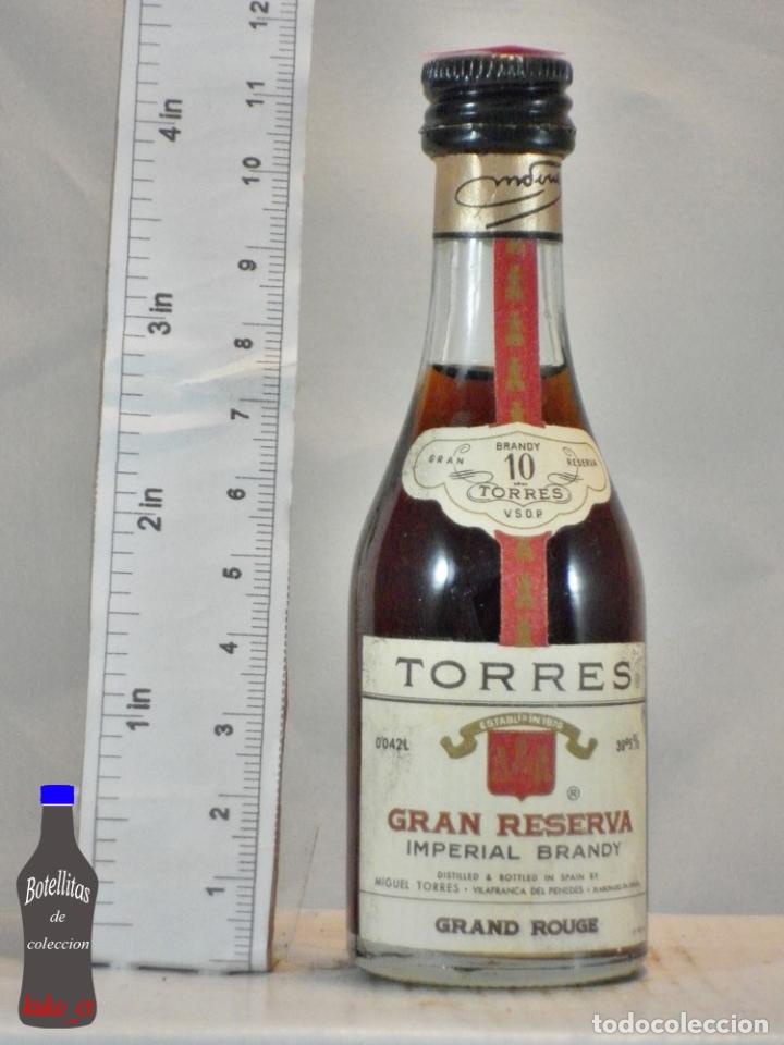 Coleccionismo de vinos y licores: BOTELLITA BOTELLIN TORRES 10 GRAND ROUGE IMPERIAL BRANDY MIGUEL TORRES VILLAFRANCA BARCELONA