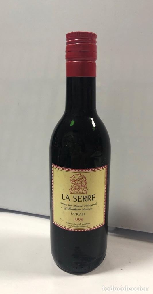 Collectionnisme de vins et liqueurs: BOTELLIN LA SERRE. 1998. SYRAH. THE NEW WORLD OF FRANCE. VINO DEL SUR DE FRANCIA. 187 ML. 12% VOL.