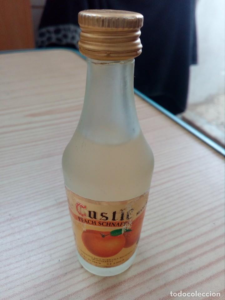Coleccionismo de vinos y licores: Botellin Castle Peach Montserrat