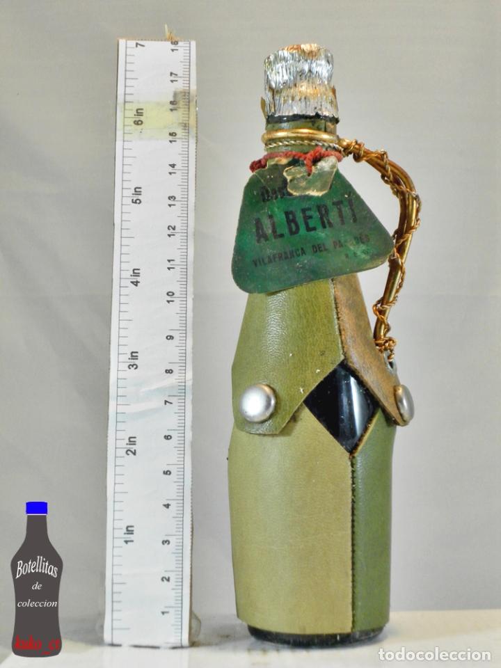 Sammlung von Weinen und Lik&ouml;ren: BOTELLITA BOTELLIN PORTO DESTILERIAS ALBERTI VILAFRANCA DEL PANADES CUERO