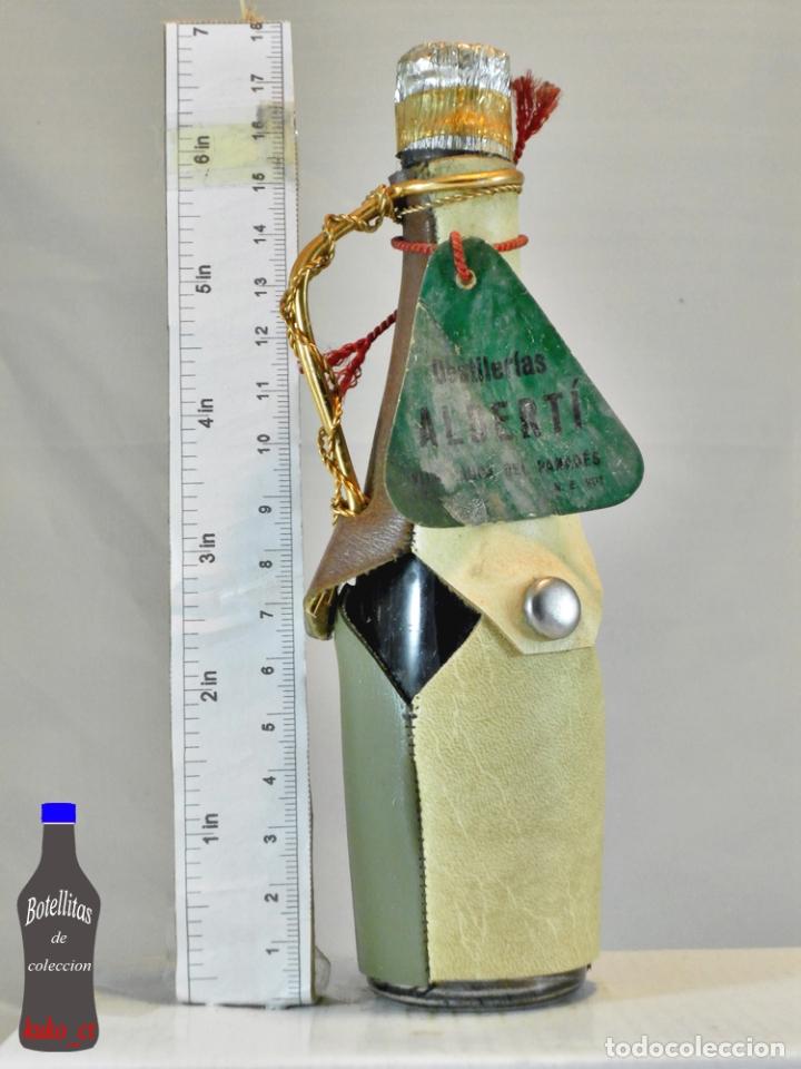 Sammlung von Weinen und Lik&ouml;ren: BOTELLITA BOTELLIN PORTO DESTILERIAS ALBERTI VILAFRANCA DEL PANADES CUERO