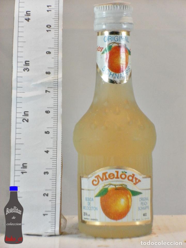 Sammlung von Weinen und Lik&ouml;ren: BOTELLITA BOTELLIN MELODY BEBIDA DE MELOCOTON DESTILERIAS CAMPENY EL MASNOU BARCELONA