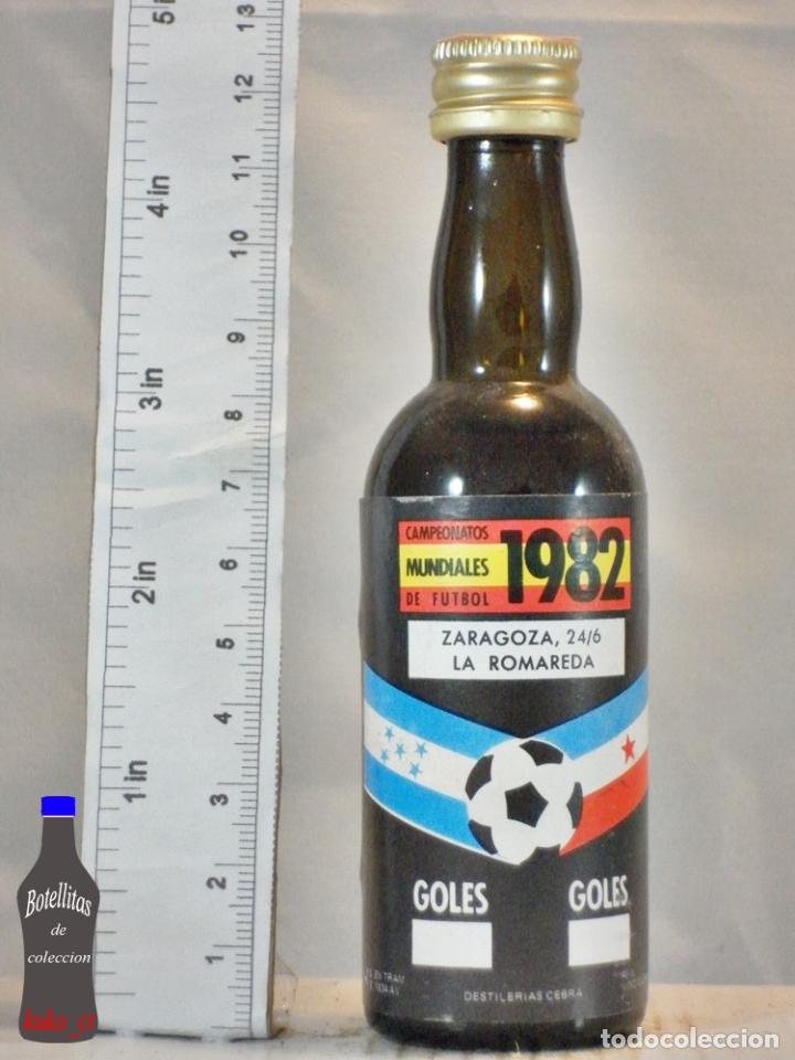 Sammlung von Weinen und Lik&ouml;ren: BOTELLITA BOTELLIN VINO FUTBOL MUNDIAL 82 ZARAGOZA 24/6 LA ROMAREDA DESTILERIAS CEBRA