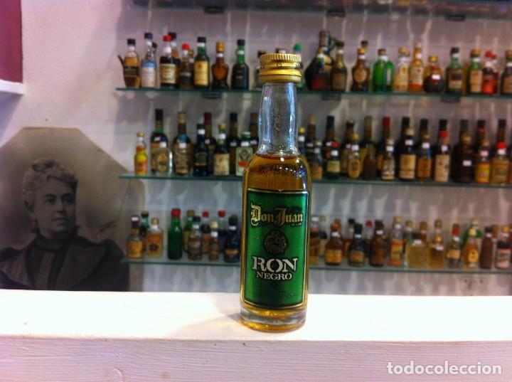 Sammlung von Weinen und Lik&ouml;ren: BOTELL&Iacute;N (RON NEGRO)  DON JUAN) DESTILER&Iacute;AS MONTARA, PINEDA DE MAR. ALTURA: 12CM