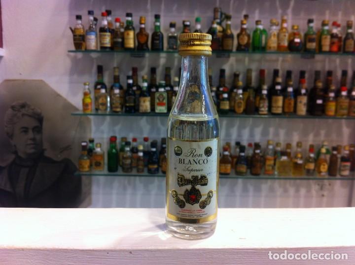 Sammlung von Weinen und Lik&ouml;ren: BOTELL&Iacute;N (RON BLANCO) DON JUAN) DESTILER&Iacute;AS MONTARA, PINEDA DE MAR. ALTURA: 12CM