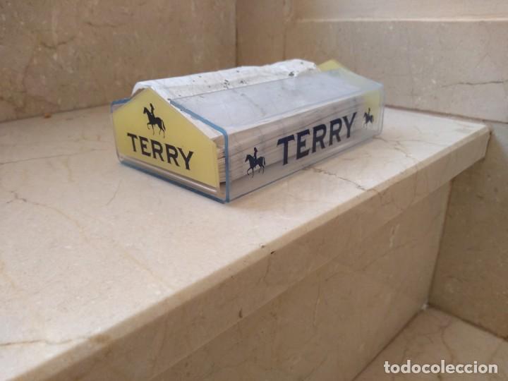 Sammlung von Weinen und Lik&ouml;ren: Antiguo servilletero Terry completo con servilletas papel originales