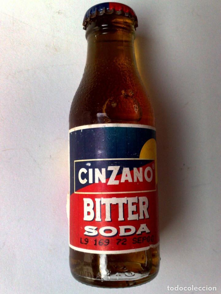 Coleccionismo de vinos y licores: BOTELLIN ANTIGUO DE CINZANO BITTER SODA (10CL.) 8,5 VOL.,CON FECHA CADUCIDAD,SIN ABRIR