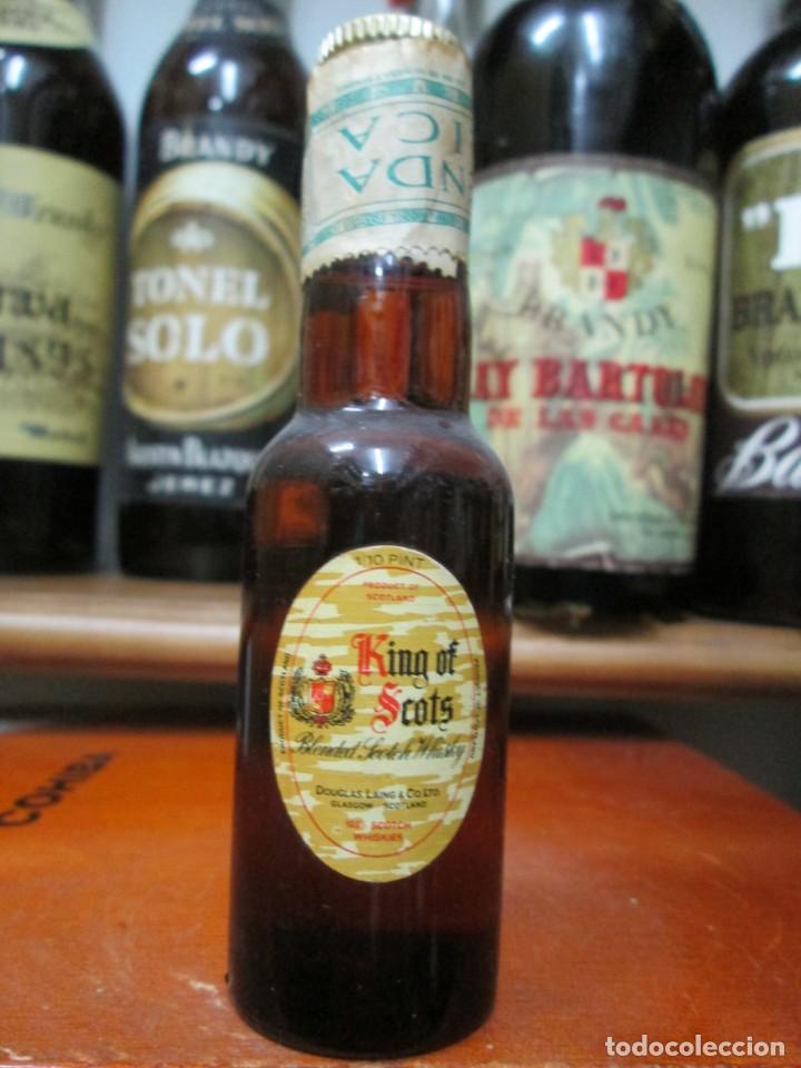 Coleccionismo de vinos y licores: ANTIGUO BOTELLIN BRANDY CO&Ntilde;AC, WHISKY KIMG OF SCOTS 10 CM ALTURA
