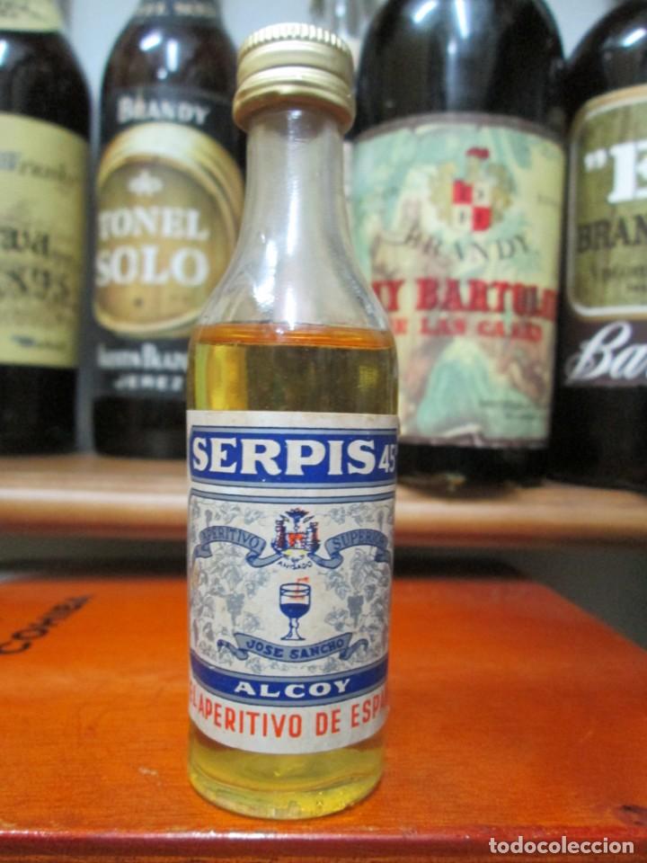 Coleccionismo de vinos y licores: ANTIGUO BOTELLIN BRANDY CO&Ntilde;AC,APERITIVO SUPERIOR SERPIS, EL APERITIVO DE ESPA&Ntilde;A. 11 CM ALTURA