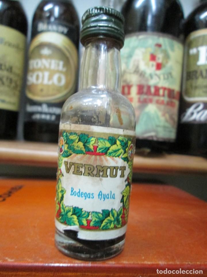 Coleccionismo de vinos y licores: ANTIGUO BOTELLIN BRANDY CO&Ntilde;AC, VERMUT BODEGAS AYALA 10 CM ALTURA
