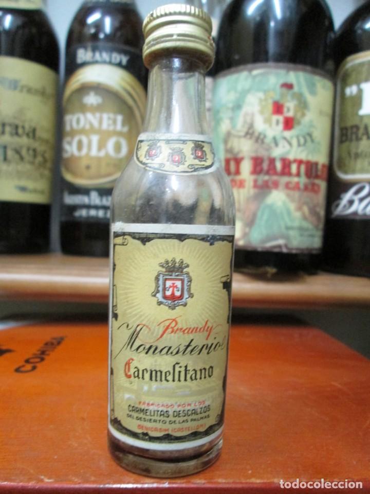 Coleccionismo de vinos y licores: ANTIGUO BOTELLIN BRANDY CO&Ntilde;AC, BRANDY MONASTERIO CARMELITANO 11 CM