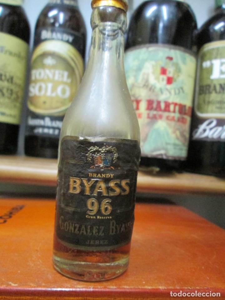 Coleccionismo de vinos y licores: ANTIGUO BOTELLIN BRANDY CO&Ntilde;AC, BYASS 96 GRAN RESERVA