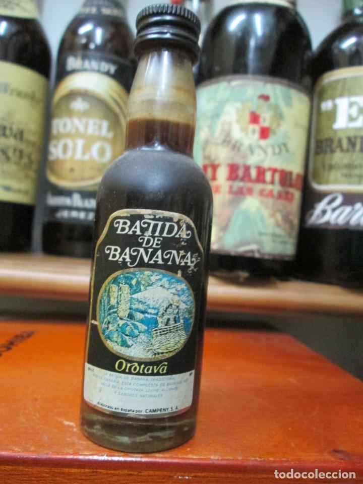 Collectionnisme de vins et liqueurs: ANTIGUO BOTELLIN, BATIDA DE BANANA OROTAVA 11 CM ALTURA