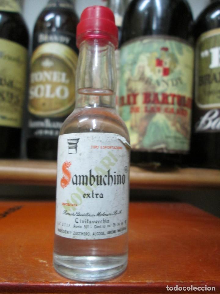 Coleccionismo de vinos y licores: ANTIGUO BOTELLIN, SAMBUCHINO EXTRA 11 CM ALTURA