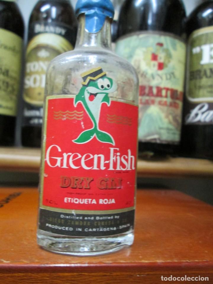 Coleccionismo de vinos y licores: ANTIGUO BOTELLIN,GREN-FISH DRY-GIN 11 CM ALTURA
