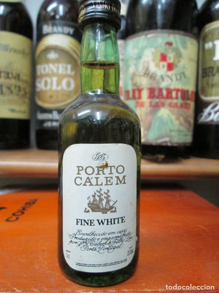Coleccionismo de vinos y licores: ANTIGUO BOTELLIN BRANDY CO&Ntilde;AC, PORTO CALEM FINE WITE 11 CM ALTURA