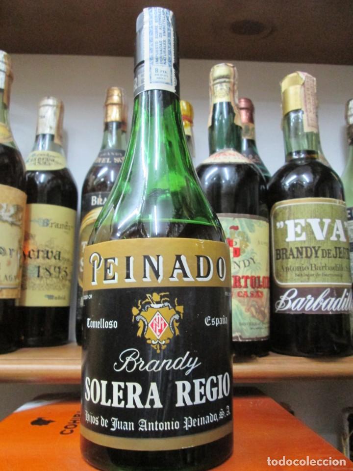 Coleccionismo de vinos y licores: ANTIGUA BOTELLA BRANDY CO&Ntilde;AC, PEINADO SOLERA REGIO DE IMPUESTO DE 8 PTS, DECADA 80-90 TOMELLOSO