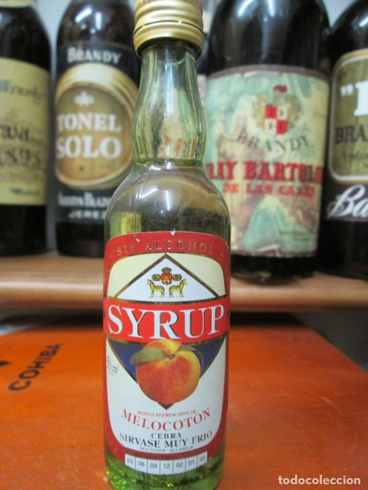 Coleccionismo de vinos y licores: ANTIGUO BOTELLIN BRANDY CO&Ntilde;AC, SYRYP MELOCOTON SIN ALCOHOL 12 CM ALTURA
