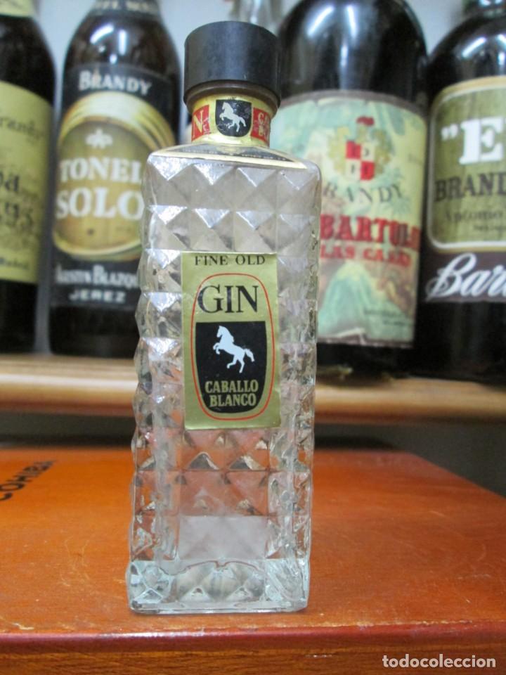Coleccionismo de vinos y licores: ANTIGUO BOTELLIN BRANDY CO&Ntilde;AC, GIN CABALLO BLANCO FINE OLD 11 CM ALTURA