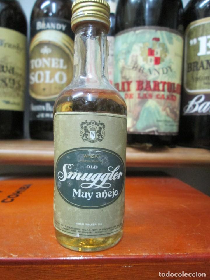 Coleccionismo de vinos y licores: ANTIGUO BOTELLIN, WHISKY SMUGGLER MUY A&Ntilde;EJO 11 CM ALTURA