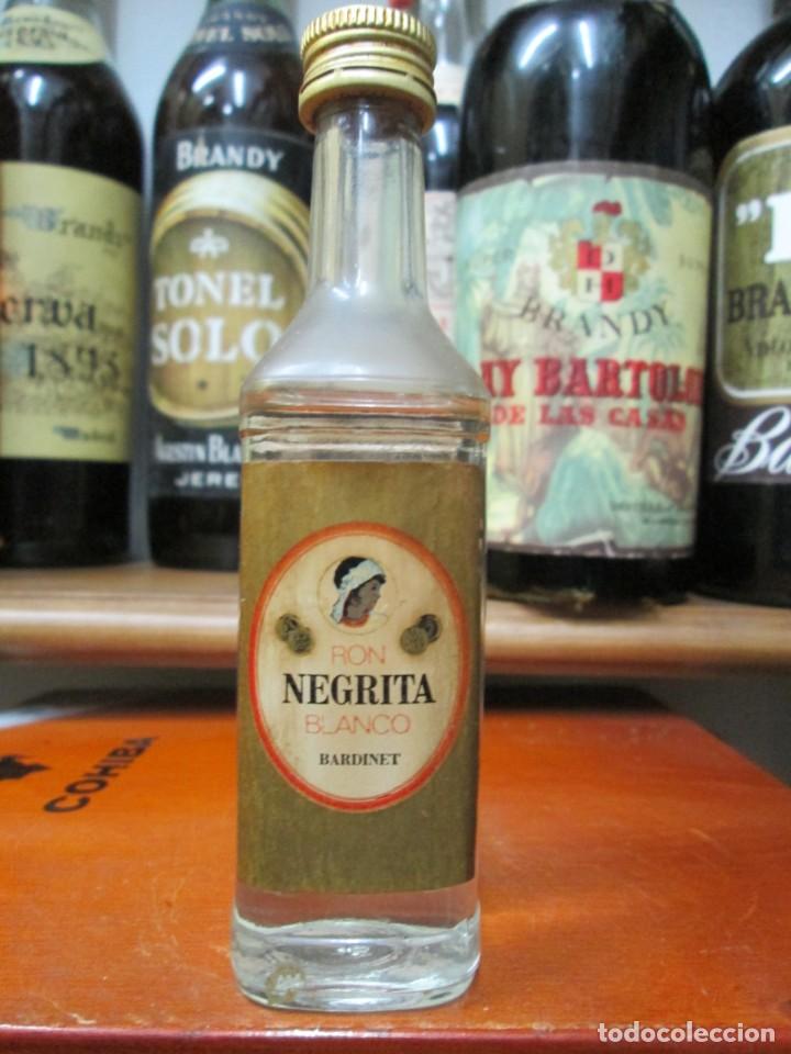 Coleccionismo de vinos y licores: ANTIGUO BOTELLIN, RON NEGRITA BLANCO BARDINET 12 CM ALTURA