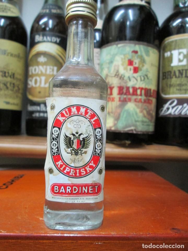 Coleccionismo de vinos y licores: ANTIGUO BOTELLIN BRANDY CO&Ntilde;AC, KUMMEL KIPPISKY BARDINET 12 CM ALTURA