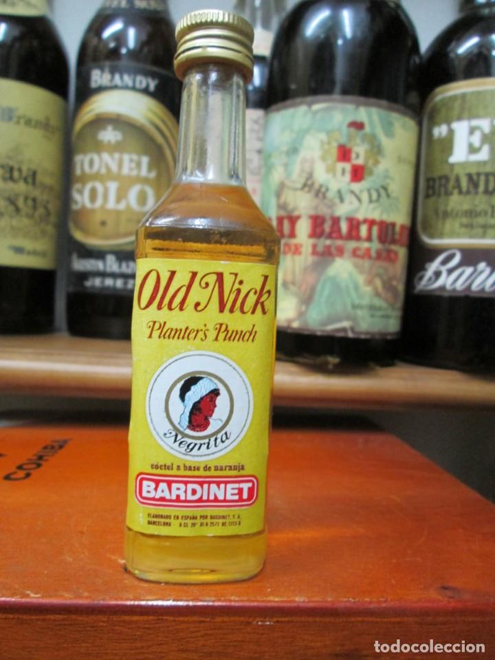 Coleccionismo de vinos y licores: ANTIGUO BOTELLIN BRANDY CO&Ntilde;AC, OLD NICK NEGRITA BARDINET 12 CM ALTURA
