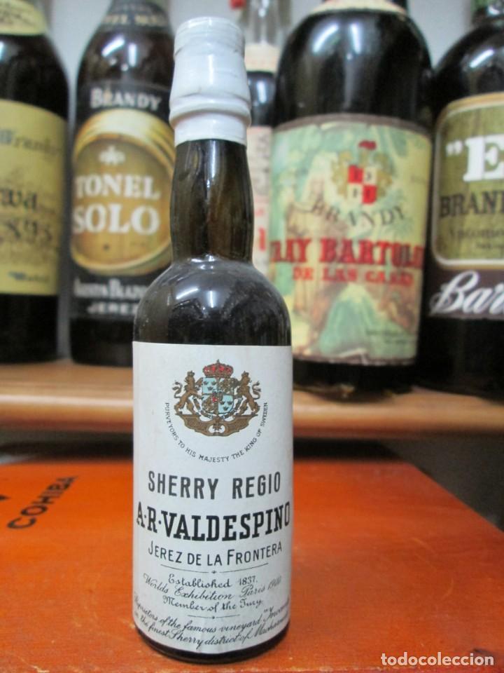 Coleccionismo de vinos y licores: ANTIGUO BOTELLIN BRANDY CO&Ntilde;AC, SHERRY REGIO VALDESPINO 12 CM ALTURA