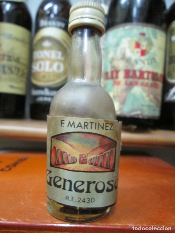 Coleccionismo de vinos y licores: ANTIGUO BOTELLIN BRANDY CO&Ntilde;AC, F. MARTINEZ GENEROSO 10 CM ALTURA