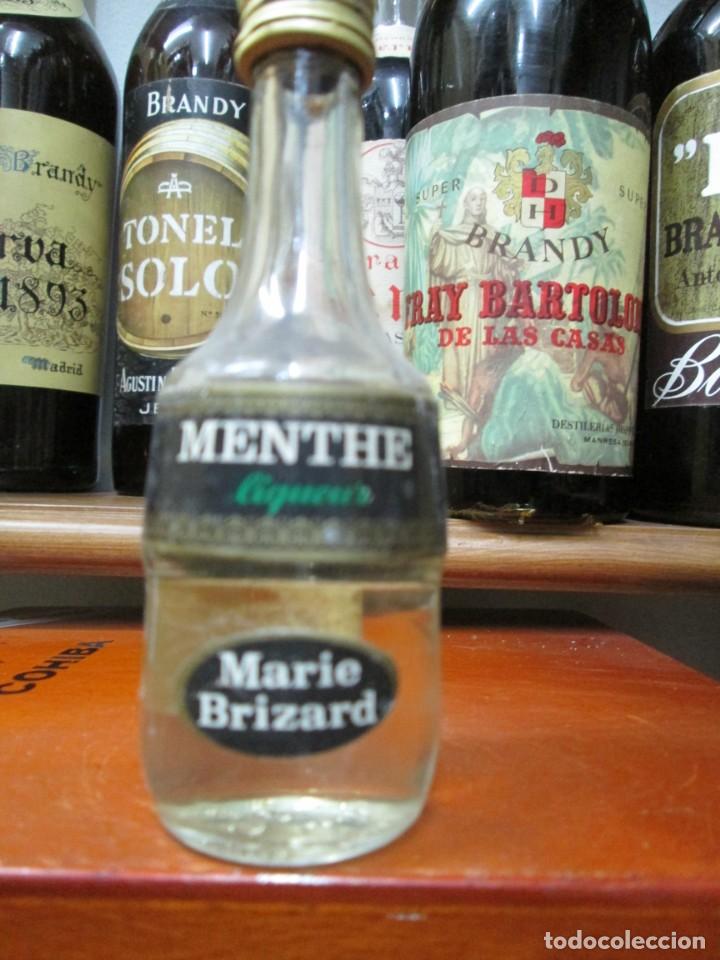 Coleccionismo de vinos y licores: ANTIGUO BOTELLIN BRANDY CO&Ntilde;AC, MENTHE LIQUEUR MARIE BRIZARD 11 CM ALTURA
