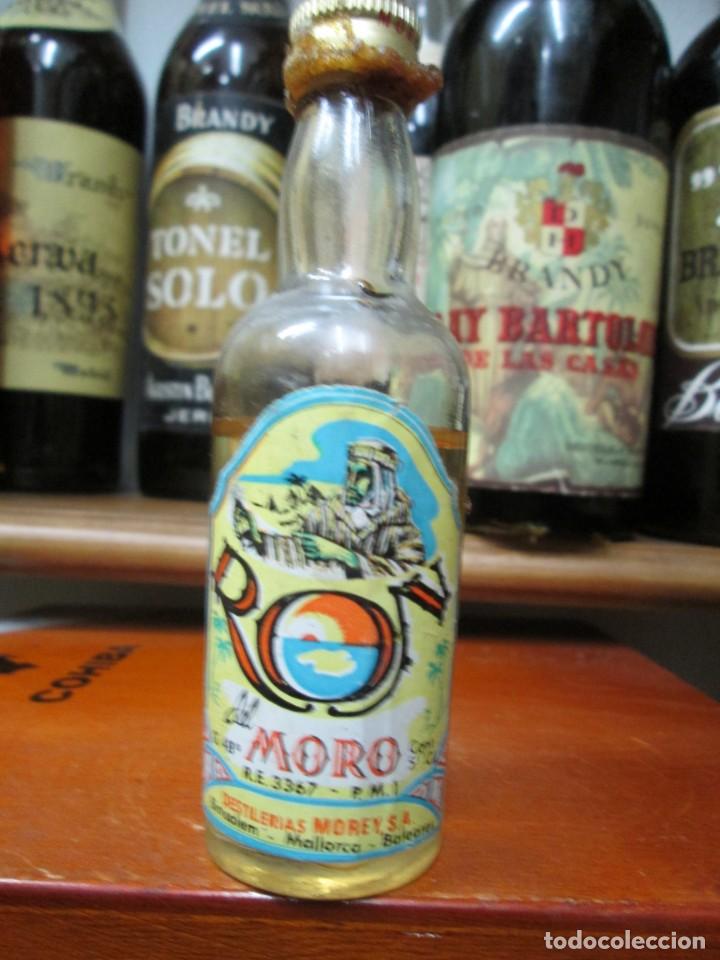 Coleccionismo de vinos y licores: ANTIGUO BOTELLIN BRANDY CO&Ntilde;AC, RON DEL MORO DESTILERIAS MORY 12 CM ALTURA